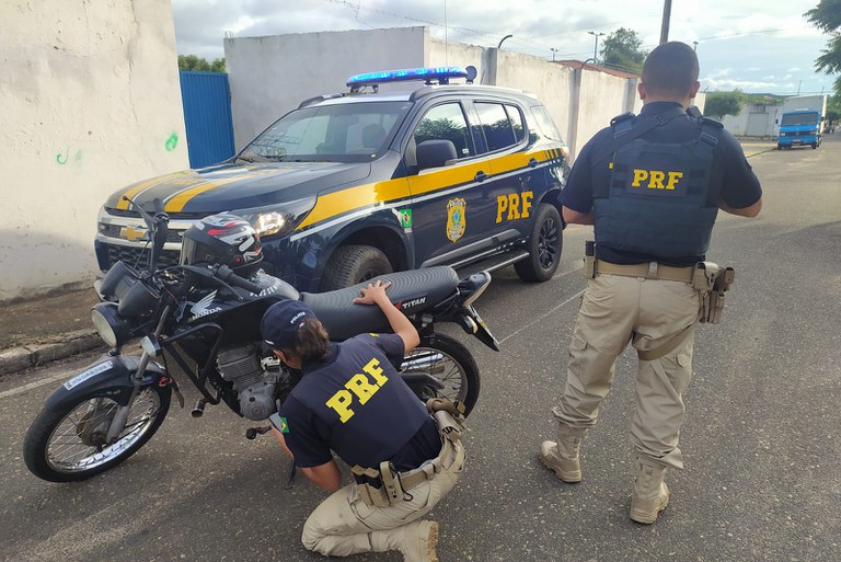 PRF prende homem com motocicleta roubada em Oeiras