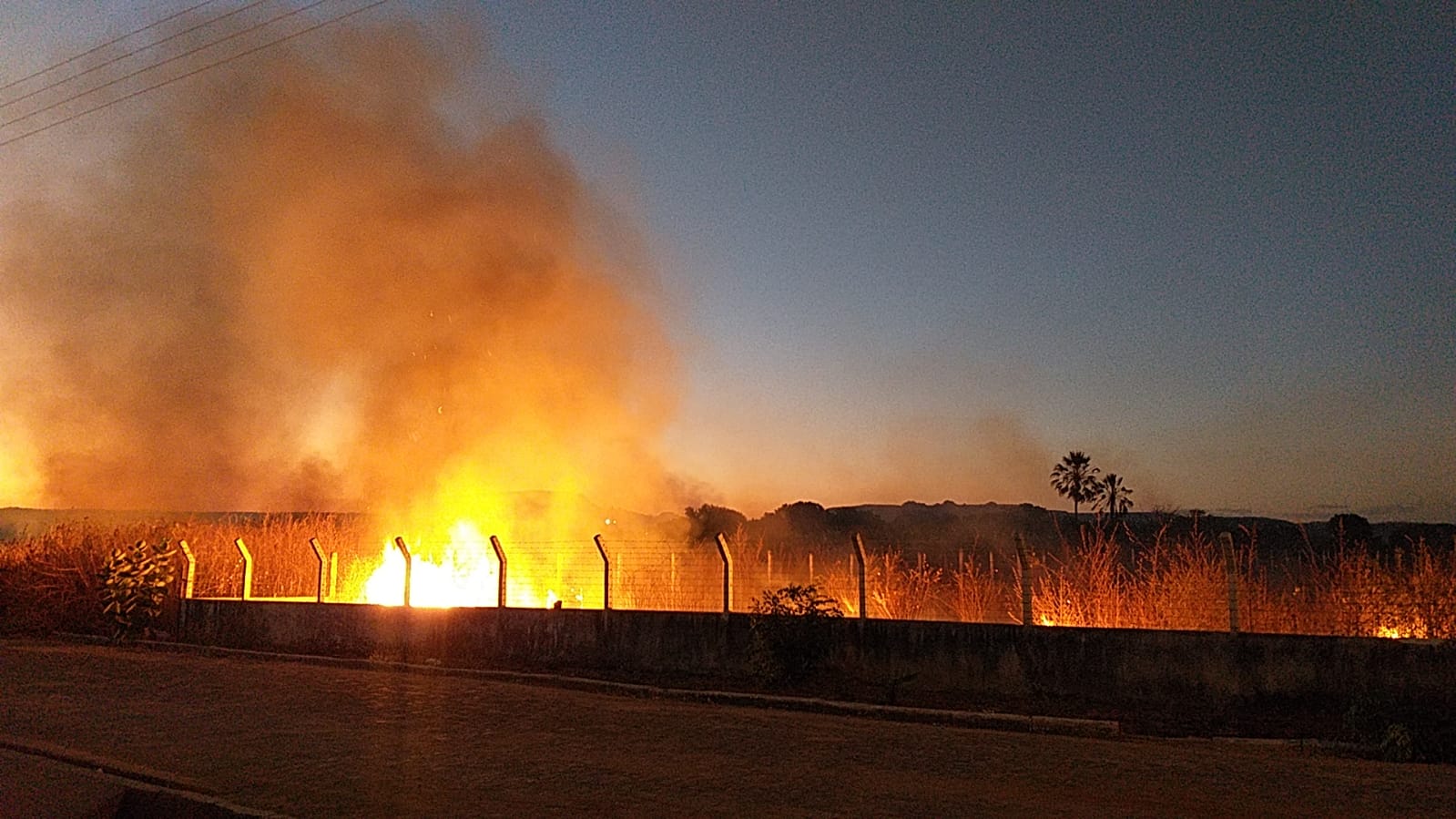 Incêndio destrói área de vegetação e assusta moradores do povoado Cipaúba
