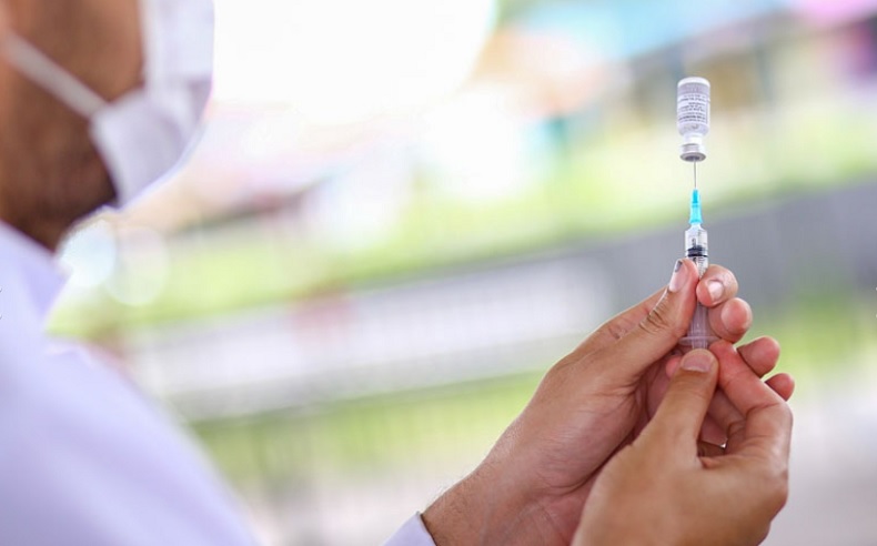 Saúde estuda permitir que clínicas privadas apliquem vacinas contra Covid