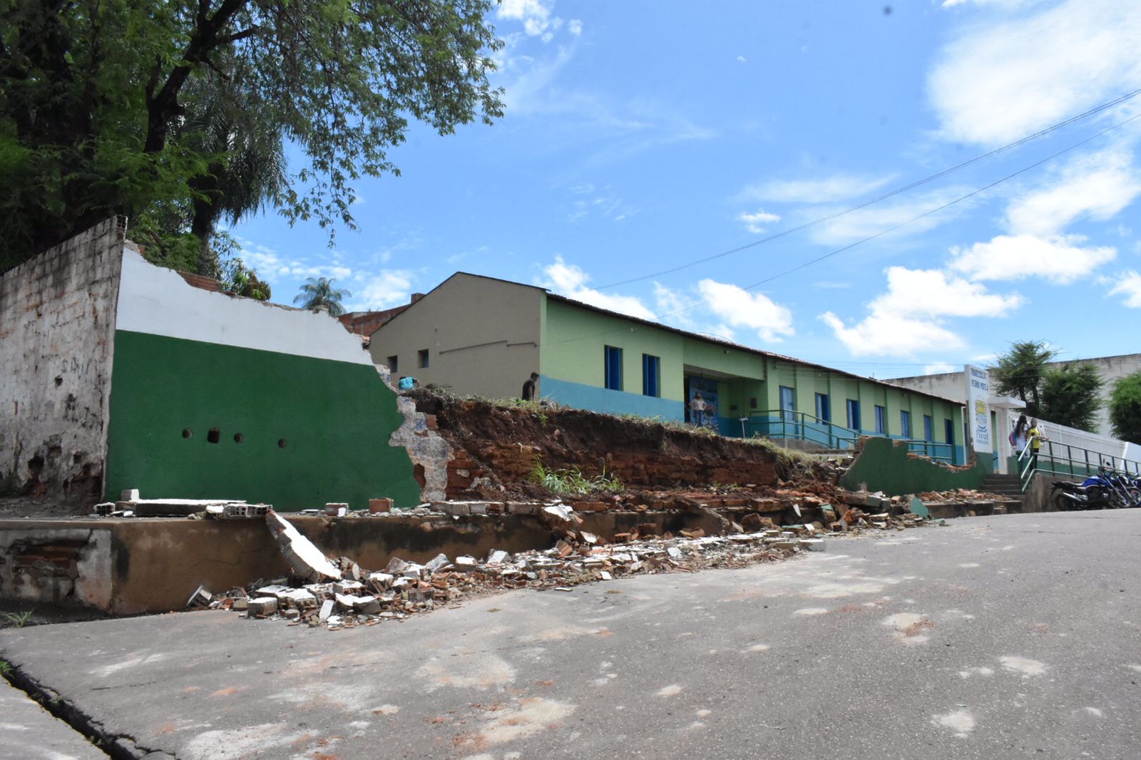 Muro de escola desaba após forte chuva em Picos