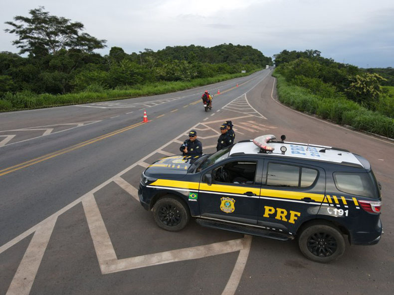 Motorista e passageiro morrem em acidente com caminhão no Piauí