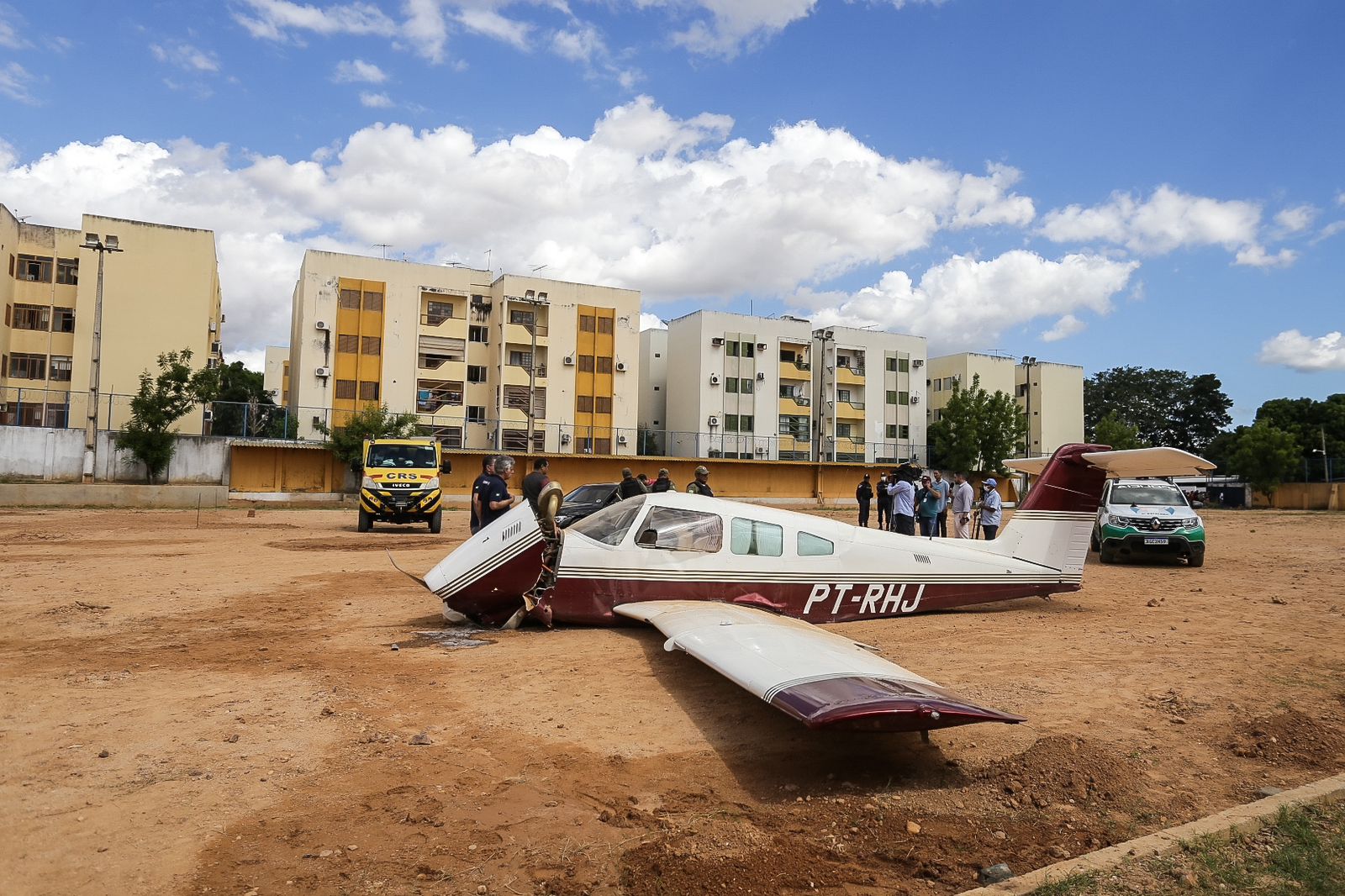 Avião cai em campo de futebol em Teresina; cinco pessoas ficam feridas