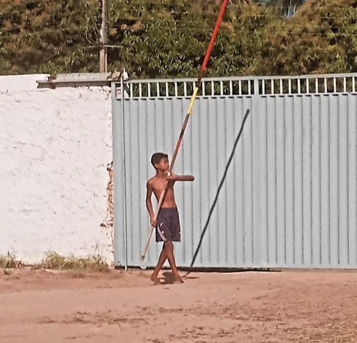 Garoto do Piauí viraliza com vídeos de salto com vara improvisado