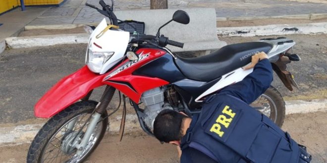 Homem busca a PRF para recuperar moto, apresenta documento falso e é preso no PI