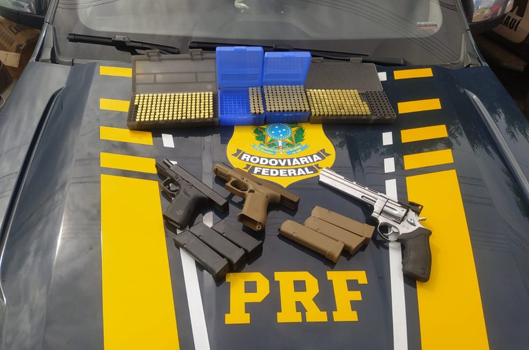 PRF prende motorista por transportar arsenal sem documentação obrigatória em Picos