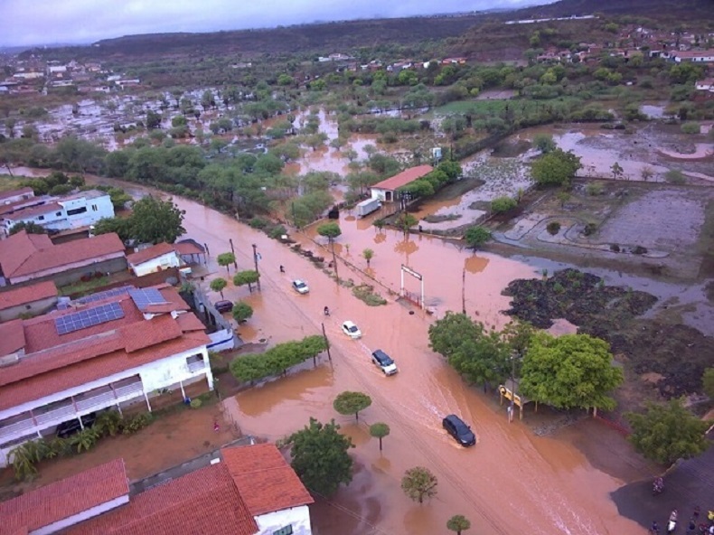 Após fortes chuvas, Defesa Civil monitora bairros que alagaram em Picos