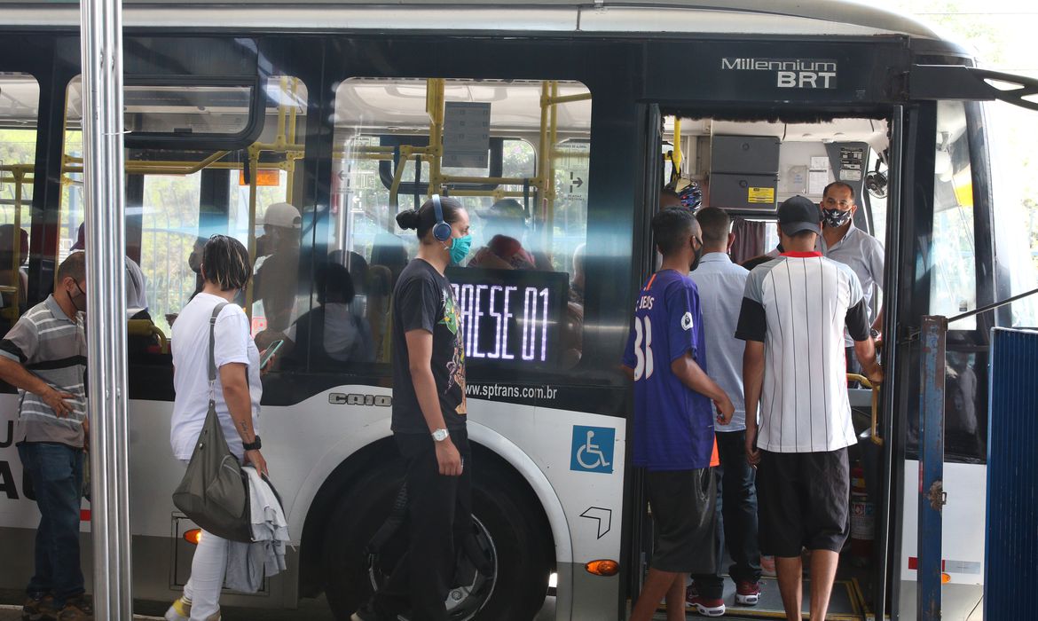 Geral Gasolina mais cara faz pessoas trocarem carro por ônibus, prova estudo