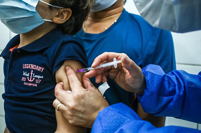 Crianças de 5 a 11 anos recebem segunda dose da vacina contra a Covid-19 nesta quarta-feira (18)