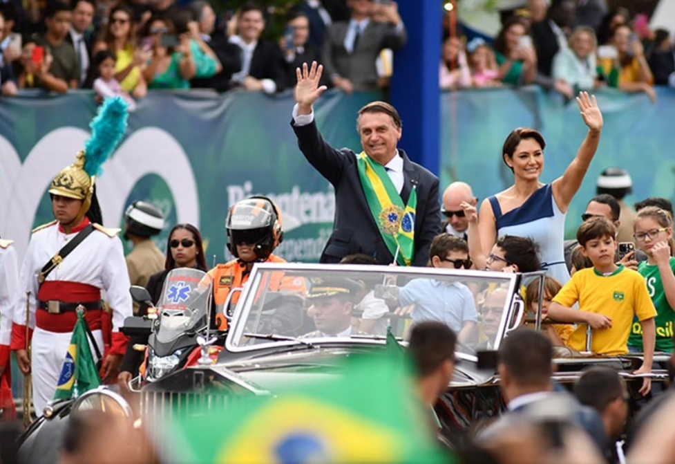 Bolsonaro critica ausência de autoridades em desfile e diz que é 'imbrochável'