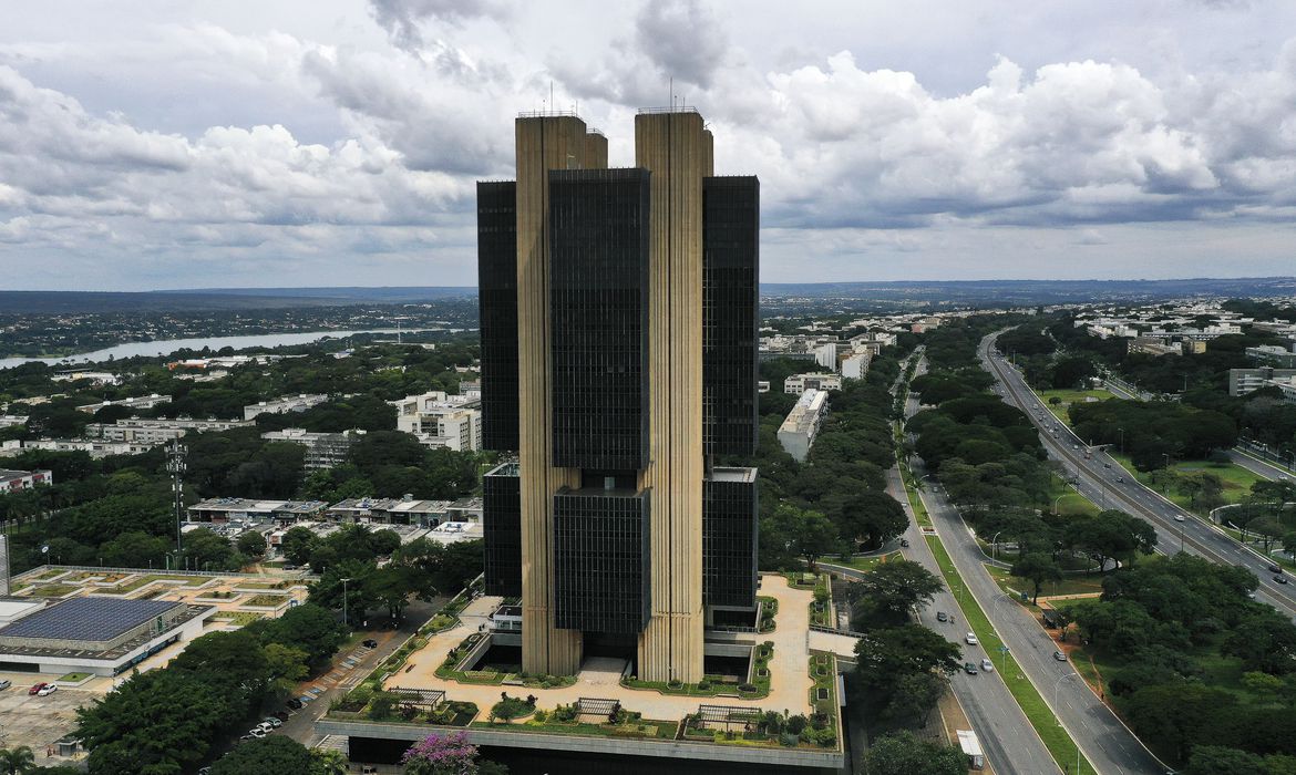 Pandemia e crise hídrica fizeram inflação estourar meta, diz BC