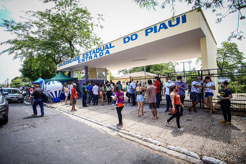 No Piauí, 15 mil não comparecem ao Enem e sem luz, horário de prova foi ampliado em Floriano