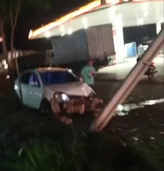 Motorista colide carro contra poste no bairro Junco