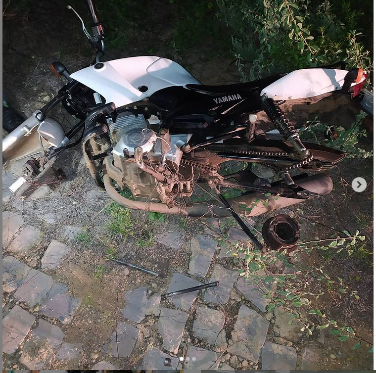 PM de Picos recupera motocicleta roubada; veículo estava abandonado em matagal e sem as duas rodas