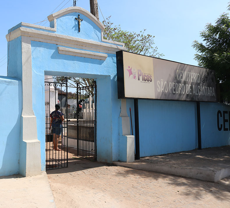 Em Picos, milhares de pessoas devem visitar cemitérios no Dia de Finados